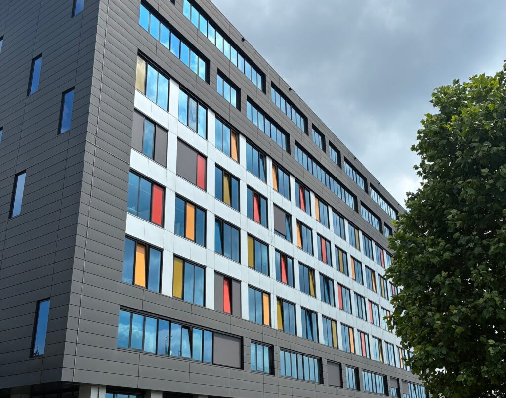 Markant almelo met kleurrijke sandwichpanelen