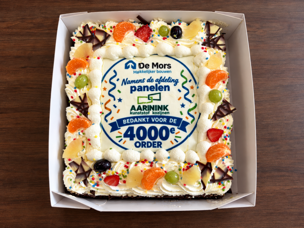 Feestelijke taart van De Mors voor Aarnink Kunststof Kozijnen ter ere van de 4.000ste order